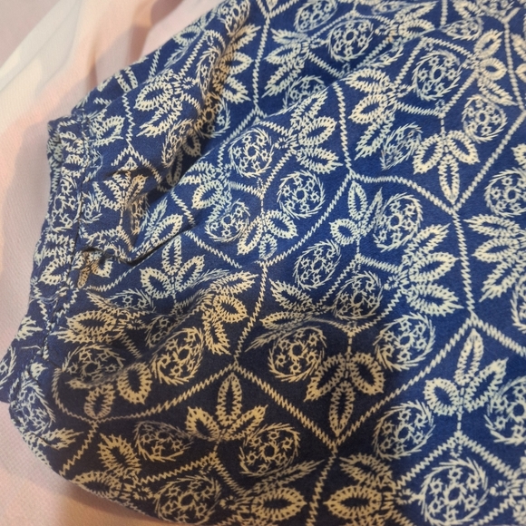 Umgee Size LARGE Blue and White Patterned Blouse with Ruffle Bottom - Picture 3 of 4